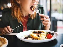 Vastu Tips: 'या' दिशांना तोंड करून चुकूनही अन्न खाऊ नका, जाणून घ्या ही महत्त्वाची गोष्ट!