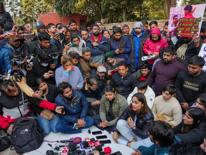 विनेश के साथ बैठे तोक्यो ओलंपिक के कांस्य पदक विजेता बजरंग पूनिया ने कहा कि महासंघ मनमाने ढंग से चलाया जा रहा है और जब तक डब्ल्यूएफआई अध्यक्ष को हटाया नहीं जाता तब तक वे किसी अंतरराष्ट्रीय प्रतियोगिता में हिस्सा नहीं लेंगे