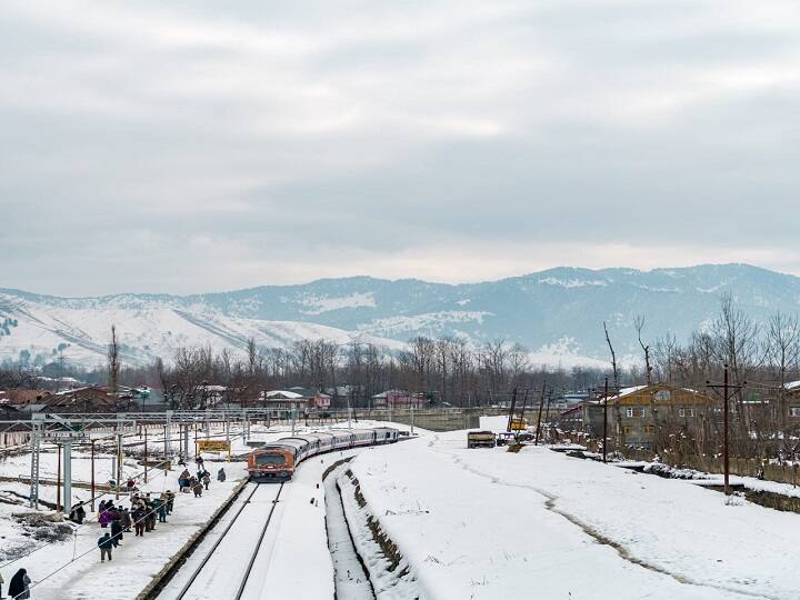 अगर आप यहां घूमने का प्लान बना रहे हैं, तो आपको गुलमर्ग, पहलगाम, सोनमर्ग और श्रीनगर जरूर घूमना चाहिए. इन दिनों ये स्थान देखने लायक हैं. भारतीय रेलवे ने फोटो में अपने ट्रैक को दिखाया है. साथ ही रेलमंत्री अश्विनी वैष्णव (Ashwini Vaishnaw, Railway Minister) ने ट्विटर पर इसे धरती का स्वर्ग (Heaven on Earth) बताया है. (फोटो- ट्विटर)