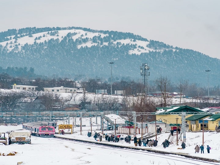 Shimla Kashmir Tour: कश्मीर को जन्नत कहकर क्यों बुलाते है, आज इन तस्वीरों में साफ दिखाई दे रहा है. हम आपके साथ कुछ तस्वीरें शेयर कर रहे हैं. इसमें कश्मीर की वादियों में खूबसूरत नजारा देख सकते हैं.