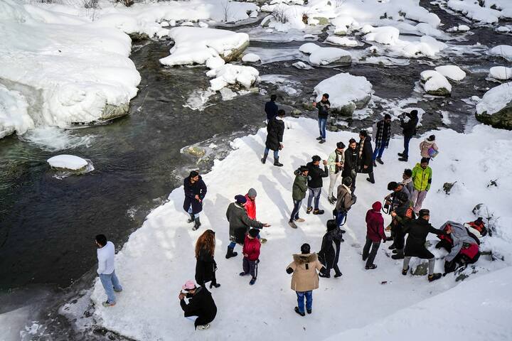 গোটা কাশ্মীর উপত্যকায় এখন শৈত্যপ্রবাহ চলছে। হিমাঙ্কের নীচেই রয়েছে সর্বনিম্ন তাপমাত্রা। শ্রীনগর, থেকে লাকাধ উপত্যকা সর্বত্রই একই ছবি। আরও শীতের পূর্বাভাসের কথা বলেছে আবহাওয়া দফতর।