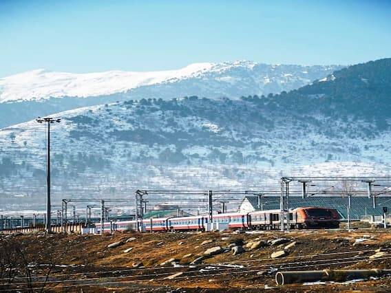 ભારતીય રેલ્વેએ તેના સત્તાવાર ટ્વિટર એકાઉન્ટ પર જન્નત નામના આ શહેરની તસવીરો શેર કરી છે. જેને જોઈને તમે કોની મુલાકાત લેવાનો પ્લાન બનાવી શકો છો. (ફોટો- ટ્વિટર)