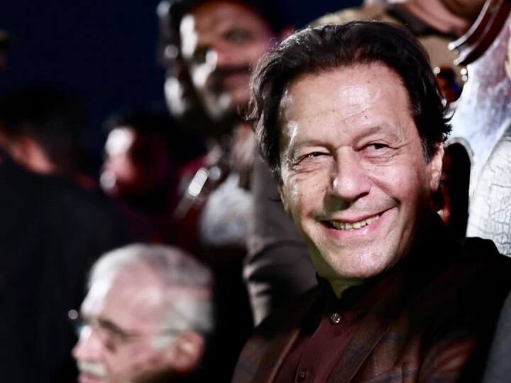 दिसंबर 2022 में इमरान खान की एक अश्लील वीडियो क्लिप वायरल होने से वो सुर्खियों में आ गए थे. कॉल रिकॉर्डिंग में महिला के साथ 'अश्लील बातें' करने वाले पुरुष के इमरान खान होने का दावा किया जा रहा था. तब उनकी पार्टी पीटीआई उनके बचाव में उतरी थी. (फोटो- PTI)
