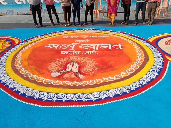 कार्यक्रमस्थळी अशी भव्य रांगोळी साकारण्यात आली आहे