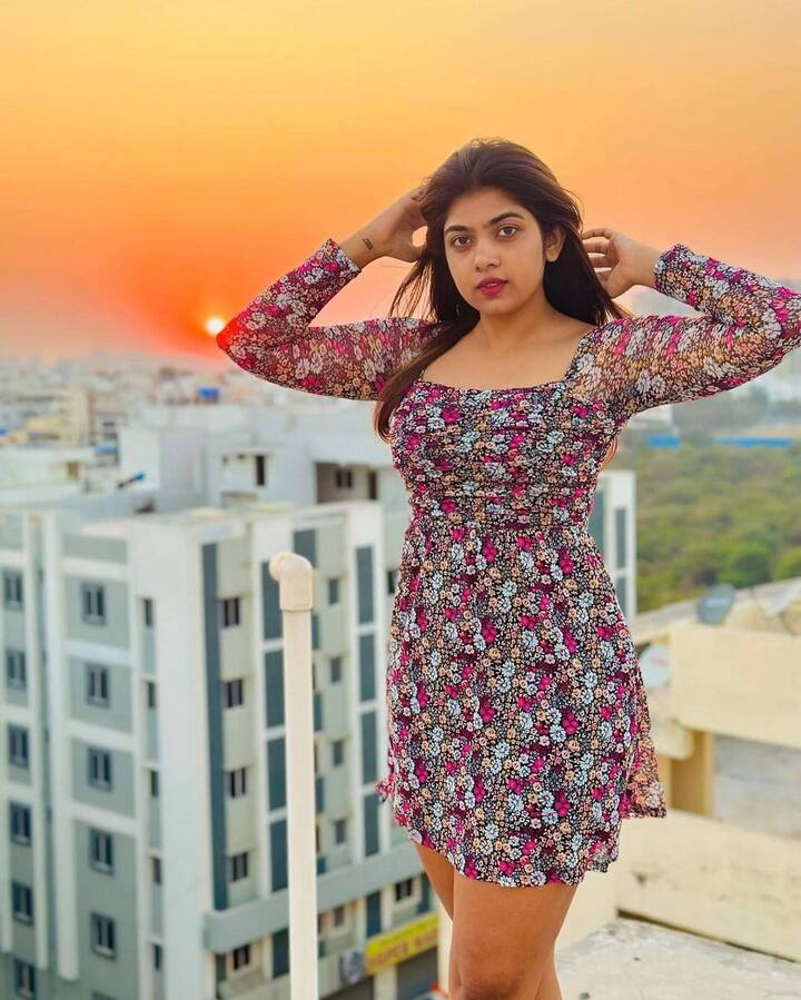 సోషల్ మీడియాలో యాక్టివ్ గా ఉండే ఈ భామ ఇటీవలే థాయిలాండ్ వెకేషన్ పిక్స్ షేర్ చేసి కుర్రాళ్ల మతిపోగొట్టేసింది.  Image Credit: Rithu Chowdary/ Instagram