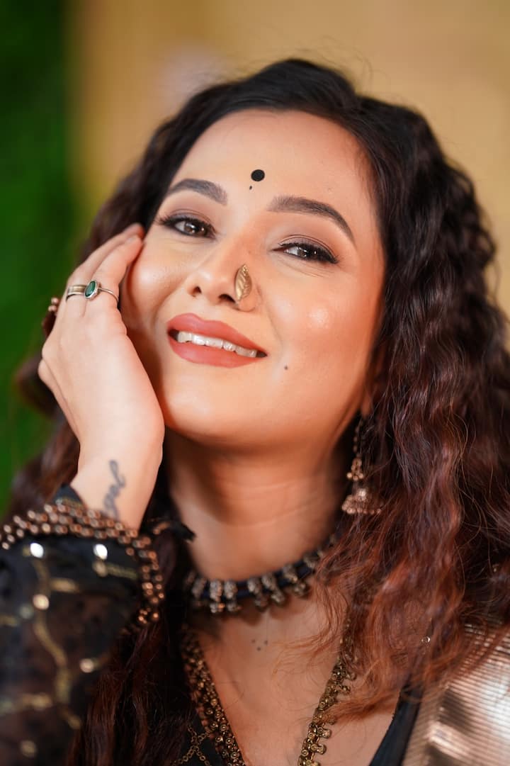 साडीत फोटोशूट करताना राधाने त्यावर साजेसा असा मेकअप देखील केला आहे.
