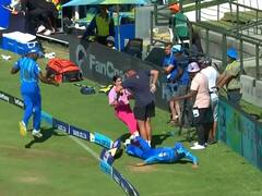 SA20 League: फील्डर से टकराई पाकिस्तानी महिला एंकर, बाउंड्री लाइन पर धड़ाम से गिरी, वीडियो वायरल