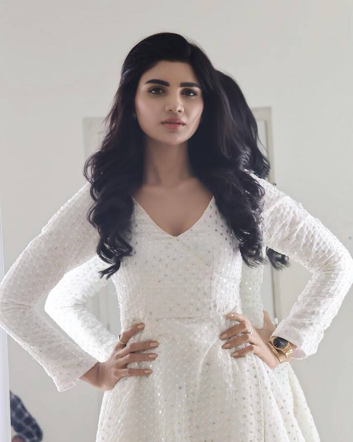 జబర్దస్త్ కామెడీ షోతో మంచి గుర్తింపు తెచ్చుకుంది వర్ష. Photo Credit: Varsha/Instagram