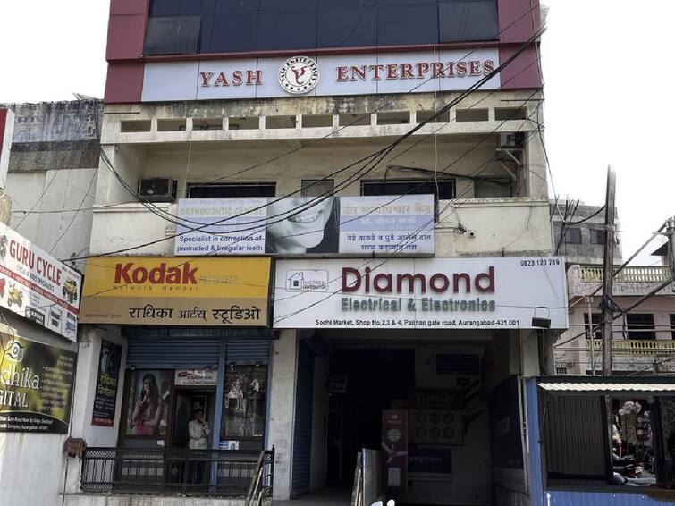Instant Loan Application Uttarakhand police raid in Aurangabad mobile loan fraud call center destroyed in action Aurangabad: मोबाईल लोन फसवणूक प्रकरणी उत्तराखंड पोलिसांची औरंगाबादमध्ये छापेमारी, कारवाईत कॉल सेंटर उद्ध्वस्त 