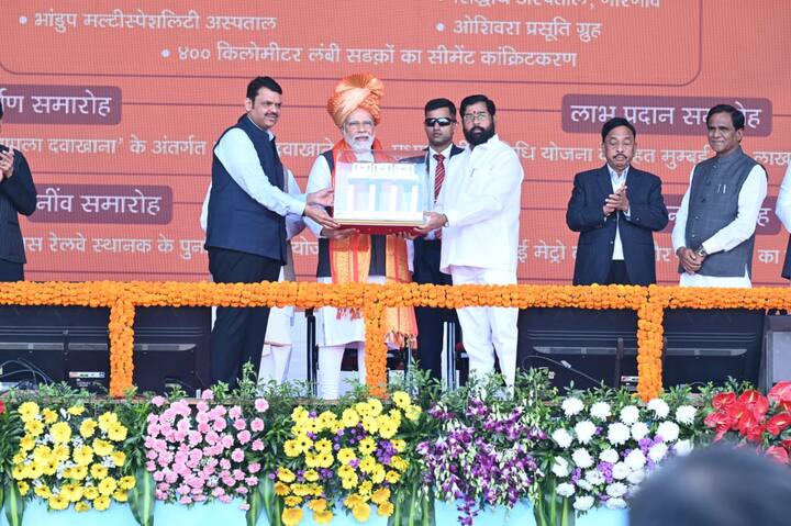 सभेनंतर पंतप्रधान नरेंद्र मोदी यांनी मुंबई मेट्रोच्या दुसऱ्या टप्प्याचं उद्घाटन केलं. त्यानंतर त्यांनी गुंदवली ते मोगरापाडा या दरम्यान मेट्रोचा प्रवास केला. या प्रवासादरम्यान त्यांनी तरुण आणि महिलांशी संवाद साधला.