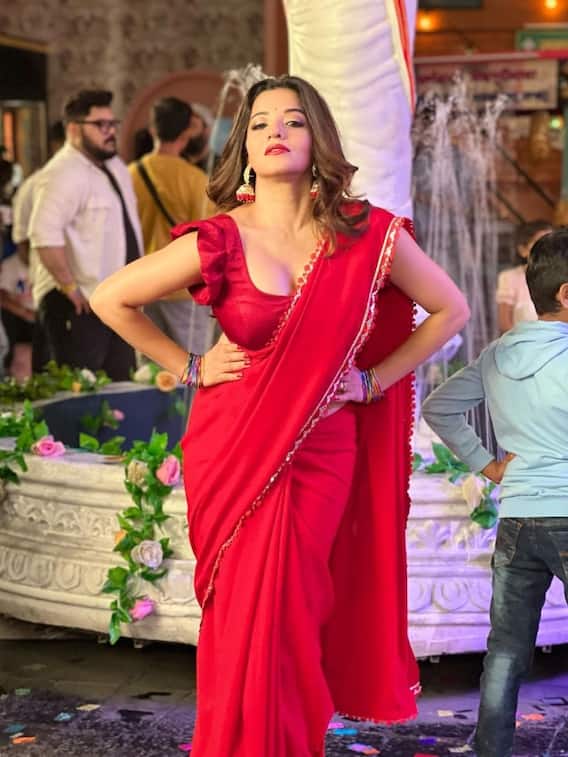 भोजपुरी एक्ट्रेस मोनालिसा के 10 वायरल डांस वीडियो