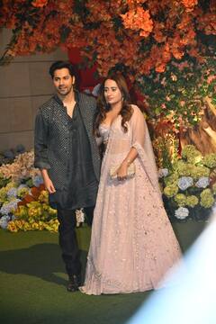 अनंत-राधिका की इंगेजमेंट सेरेमनी में इन बॉलीवुड सितारों ने लगाए चार चांद, देखें शानदार तस्वीरें