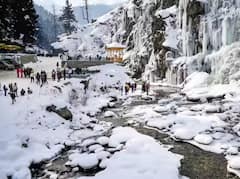 Tangmarg Waterfall: నీళ్లు మంచుగా మారిన వేళ - తంగ్ మర్గ్ జలపాతానికి పోటెత్తిన పర్యాటకులు