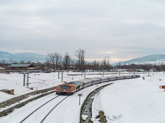 મીડિયા રિપોર્ટ્સ અનુસાર આ સિઝનમાં શિમલામાં નોમિનલ હિમવર્ષા થઈ છે. હિમવર્ષાને લઈને પ્રવાસીઓમાં એટલો ક્રેઝ છે કે પ્રવાસીઓના 7100 વાહનો શિમલામાં પ્રવેશ્યા છે. (ફોટો- ટ્વિટર)