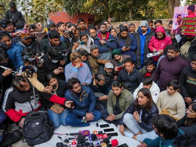 Babita Phogat Arrives At The Protest Site At Jantar Mantar In Delhi Indian  Wrestlers Protest Against WFI President Brij Bhushan Singh | Wrestlers  Protest: जंतर-मंतर पर पहुंची पूर्व रेसलर और बीजेपी लीडर