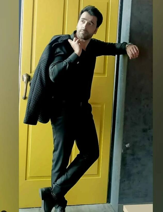 তেমনটাই দেখা গেল ফের। সম্প্রতি টলিউড অভিনেতা আবির চট্টোপাধ্যায় তেমনই একটি ছবি পোস্ট করেছেন। বলে না দিলে তাঁর আসল চেহারা আন্দাজ করা কঠিন। সঙ্গে বোঝাই যাচ্ছে না যে তিনি কে?