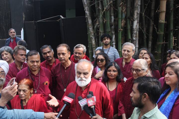 आचार्य ओशो रजनीश यांच्या 33 व्या पुण्यतिथीनिमित्त गुरुवारी ओशोंच्या समाधीला अभिवादन करण्यासाठी देशभरातून आश्रमाच्या परिसरात दाखल झालेल्या ओशो भक्तांना आश्रम व्यवस्थापनाकडून (ओशो इंटरनॅशनल फाऊंडेशन) समाधीस्थळी जाण्यास, तसेच ओशो यांची माळ घालण्यास बंदी घालण्यात आली.