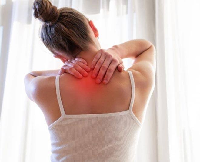 ऑफिस में लैपटॉप पर घंटों एक ही पॉश्चर में काम करने से सर्वाइकल स्पोंडिलोसिस की समस्या होने लगती है और व्यक्ति को चक्कर आने जैसे लक्षण महसूस हो सकते हैं.कोशिश करें की कुछ कुछ देर में पोजिशन चेंज करें, बैठे-बैठे ही थोड़ी देर पर एक्सरसाइज करें