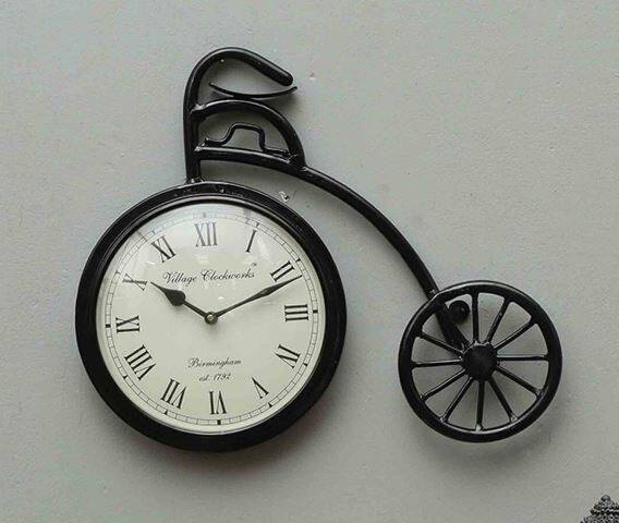 વાસ્તુ અનુસાર, ઘરમાં કાળા, વાદળી વગેરે જેવા ખૂબ જ ઘાટા રંગોની ઘડિયાળ લગાવવાનું ટાળવું જોઈએ, કારણ કે આવા રંગો નકારાત્મક ઊર્જાનું પ્રતીક છે.