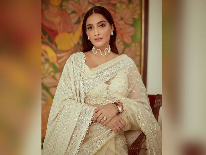 Sonam Kapoor Saree Look: बॉलीवुड एक्ट्रेस सोनम कपूर अपने स्टाइल से हर किसी को इंप्रेस कर देती हैं. हाल ही में उन्होनें इंस्टाग्राम पर साड़ी में अपनी लेटेस्ट तस्वीरें शेयर की हैं.