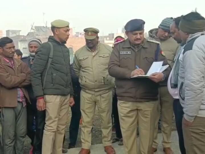 Firozabad news Young man stabbed to death body found on the road police investigating ANN Firozabad News: युवक की चाकुओं से गोदकर हत्या! सड़क पर खून से लथपथ मिला शव, परिजनों ने लगाया ये आरोप