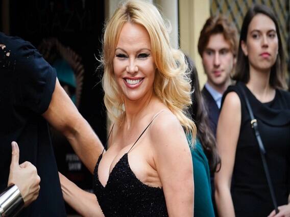 5 marriages, breast surgery, sex tape leaked, interesting story of Playboy model Pamela Anderson પ્લેબોય મોડલ Pamela Andersonના જીવન પર બની ડોક્યુમેન્ટરી, 5 લગ્ન, સેક્સ ટેપ લીક.. દિલચપ્સ કહાની
