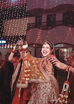 पिया को सामने देख शर्मोहया सब भूल गई नई नवेली दुल्हन, खुशी से कुछ यूं झूमी के देखते रह गए लोग