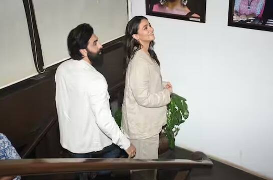 ફોટામાં આલિયા ઓફ વ્હાઇટ પેન્ટ સૂટ અને ક્રોપ ટોપમાં જોવા મળી હતી. આ સાથે તેણે કોટ પણ પહેર્યો છે.