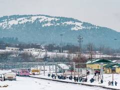 Indian Railways: ਕਸ਼ਮੀਰ ਦੇ ਮੈਦਾਨੀ ਇਲਾਕਿਆਂ 'ਚ ਦੇਖਣ ਨੂੰ ਮਿਲਿਆ ਖੂਬਸੂਰਤ ਨਜ਼ਾਰਾ, ਰੇਲਵੇ ਮੰਤਰਾਲੇ ਨੇ ਸ਼ੇਅਰ ਕੀਤੀਆਂ ਬਰਫਬਾਰੀ ਦੀਆਂ ਤਸਵੀਰਾਂ, ਦੱਸਿਆ ਧਰਤੀ ਦਾ 'ਸਵਰਗ'
