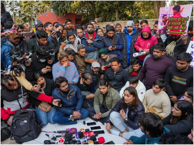 खिलाड़ियों ने प्रोटेस्ट करते हुए काट दी सर्द रात, PM मोदी से मिलने की मांग