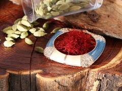 Kesar For Skin : चला जाणून घेऊया चेहऱ्यावर केशर लावल्याने कोणते फायदे होतात?