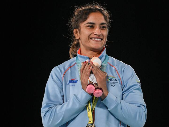 who is  Vinesh Phogat raising voice against wfi knew her career and medal in wrestling Vinesh Phogat Profile: जंतर-मंतर पर WFI के खिलाफ आवाज उठाने वाली कौन हैं विनेश फोगाट? जानिए कुश्ती में कैसा रहा सफर