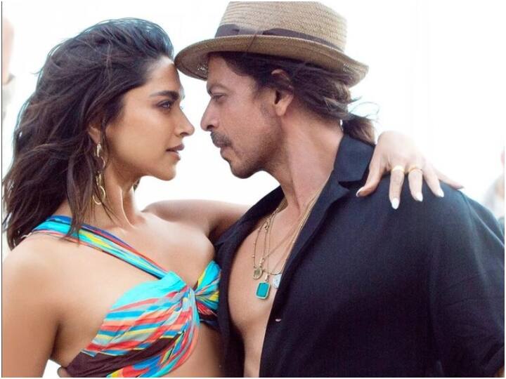 Shahrukh Khan broke his silence on Pathaan song Besharam Rang said  you need someone like Deepika Padukone stature Pathaan: शाहरुख खान ने 'पठान' के विवादित सॉन्ग 'बेशर्म रंग' पर तोड़ी चुप्पी, बोले-  'दीपिका जैसा कोई ही...'