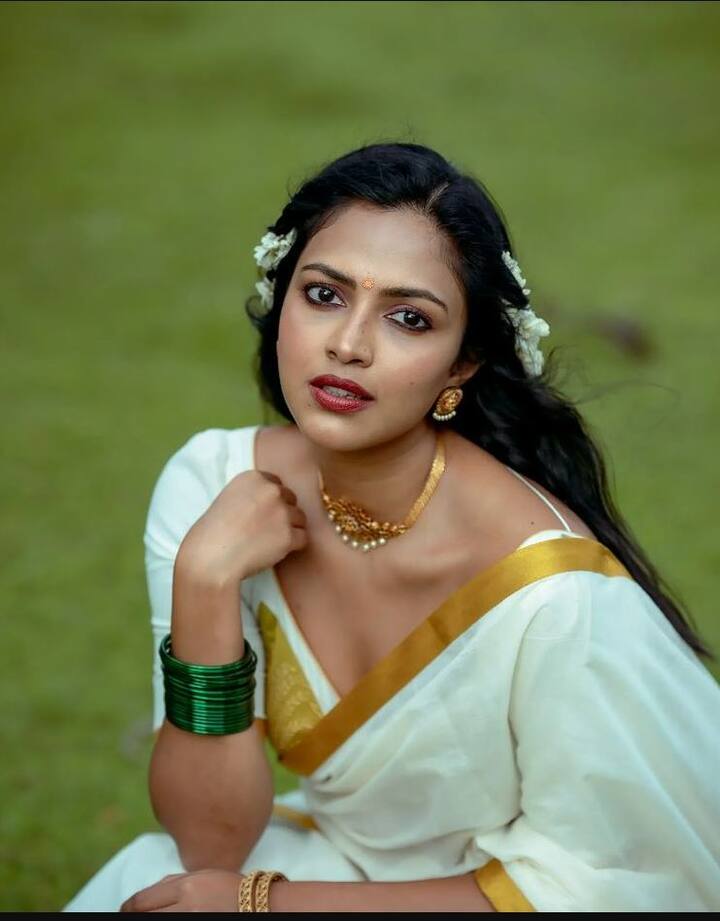 Amala Paul Career: એક્ટ્રેસ અમાલા પોલ આ દિવસોમાં ચર્ચામાં છે. તેણે હાલમાં જ આરોપ લગાવ્યો હતો કે તેને કેરળના એક હિંદુ મંદિરમાં પ્રવેશવા દેવામાં આવ્યો નથી. આવો જાણીએ તેમના વિશે.