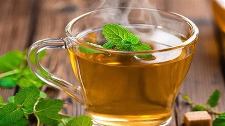 बॉडी को डिटॉक्स करने के लिए आप को शहद अदरक और तुलसी की पत्तियों की चाय बना कर पीना चाहिए . आप चाहे तो करी पत्ते की भी चाय बनाकर पी सकते हैं.यह चाय पोषक तत्वों से भरपूर होती है, जो बॉडी से टॉक्सिंस को बाहर निकालकर आपको अच्छा महसूस कराने में मदद कर सकती है.