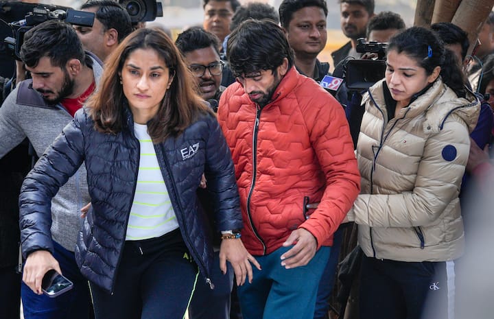 विनेश फोगट आणि बजरंग पुनिया यांच्यासह अनेक भारतीय कुस्तीपटू बृजभूषण शरण सिंह यांचा विरोध करत आहेत. भारतीय कुस्तीपटूंनी दुसऱ्या दिवशीही आंदोलन सुरुच ठेवलं आहे.