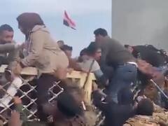 स्टेडियम में चल रहा था मैच, अचानक मच गई भगदड़ और फिर...