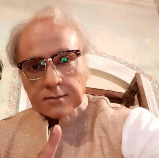 ছবিতে আবিরের লুক দেখে চোখ কপালে উঠছে নেটিজেনদের। কেউ বিশ্বাসই করতে পারছেন না যে, ছবিতে থাকা বৃদ্ধ ব্যক্তিটি আসলে হ্যান্ডসাম আবির চট্টোপাধ্যায়।