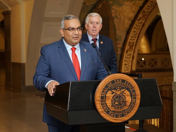 Indian origin attorney Vivek Malek takes oath as first non white treasurer in Missouri भारतीय मूल के एक और शख्स का अमेरिका में डंका, मिसूरी में मिली अहम जिम्मेदारी