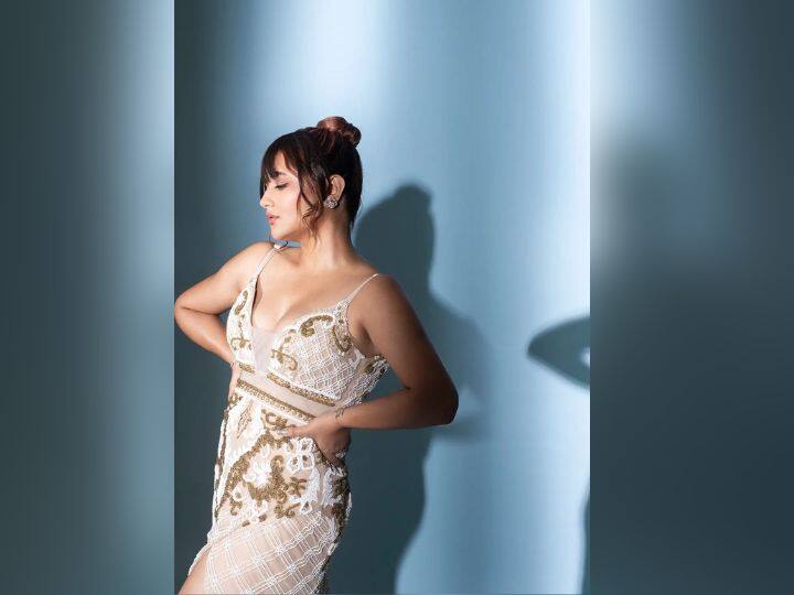 लेटेस्ट फोटोशूट की बात करें तो रश्मि देसाई ने तस्वीरें शेयर करके इंटरनेट का पारा हाई कर दिया है. उनका कातिलाना अंदाज फैंस को घायल कर रहा है.