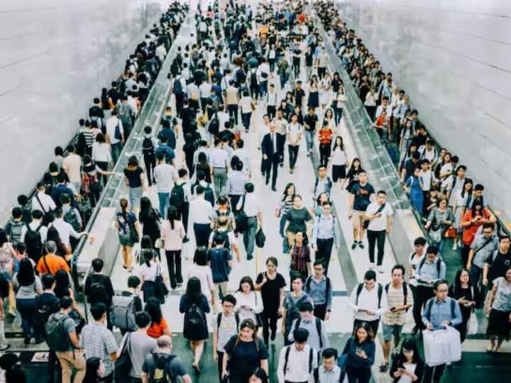 China Population has decreased for the first time in sixty years China  birth rate China Population : साठ वर्षांत पहिल्यांदाच घटली चीनची लोकसंख्या, चीनचा जन्मदर घसरण्याचं कारण काय?
