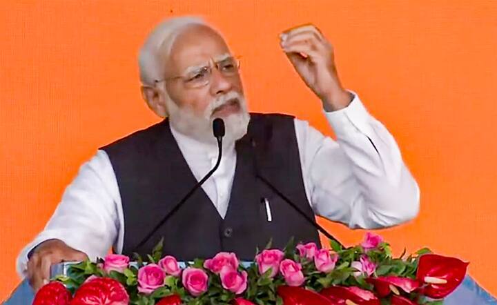 मुंबई दौरे पर पीएम नरेंद्र मोदी ने 38,000 करोड़ रुपये की परियोजनाओं का उद्घाटन और शिलान्यास किया. पीएम ने कहा कि दुनियाभर में भारत के बारे में सकारात्मक रूख है, क्योंकि सभी जानते हैं कि देश अपनी ताकत और क्षमता के बल पर आगे बढ़ रहा है.