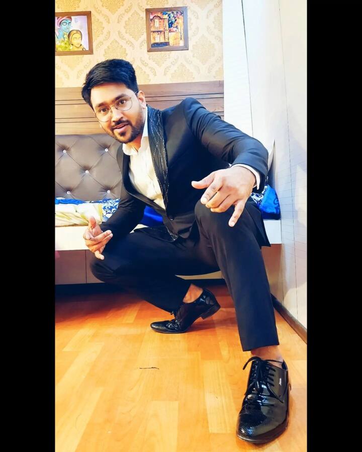 కార్బరీ కాదల్ అనే వెబ్ సిరీస్ చేశాడు. 'మనసిచ్చి చూడు' సీరియల్ ఆడిషన్స్ లో పాల్గొని సెలెక్ట్ అయ్యాడు