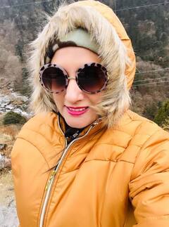 Success Story : लाखो फॉलोअर्स असलेल्या महिला IAS अधिकाऱ्याची जबरदस्त कहाणी; वडिलांना वाटत नव्हतं UPSC करावी, पण...