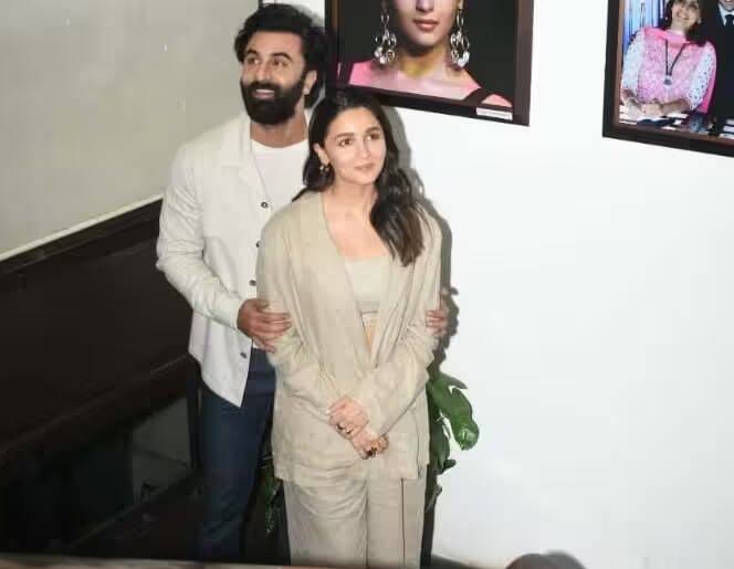 આલિયા ભટ્ટ માતા બન્યા બાદ કામ પર પાછી ફરી છે. બુધવારે તેણે પતિ રણબીર કપૂર સાથે મુંબઈમાં કેલેન્ડર લોન્ચ ઇવેન્ટમાં હાજરી આપી હતી. કેલેન્ડર લોન્ચ ઈવેન્ટમાં આલિયા ભટ્ટ પતિ રણબીર કપૂર સાથે ગ્લેમરસ અંદાજમાં પહોંચી હતી, પરંતુ આ દરમિયાન તે કોટ વડે પેટ છૂપાવતી જોવા મળી હતી.