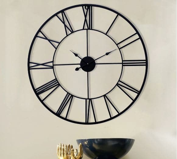 વાસ્તુ અનુસાર ઘડિયાળને ખોટી દિશામાં રાખવાથી તમારે ઘણી સમસ્યાઓનો સામનો કરવો પડી શકે છે. પરંતુ ત્યાં સાચી દિશામાં લાગેલી ઘડિયાળ તમારા જીવનને સુખી અને સમૃદ્ધ બનાવી શકે છે. ચાલો જાણીએ ઘડિયાળનો વાસ્તુ નિયમ શું કહે છે.