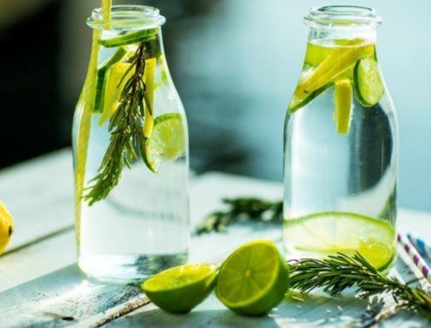 दिन भर में दो से तीन बार डिटॉक्स वाटर पिएं. इसके लिए गुनगुने पानी में शहद और नींबू मिला लें. सुबह उठकर अपने दिन की शुरुआत इसी वॉटर से करें.