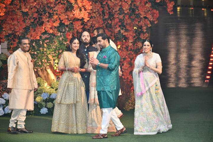 అంబానీ ఫ్యామిలీ సభ్యులు సర్‌ప్రైజ్ పెర్ఫార్మెన్స్ కూడా చేశారు.