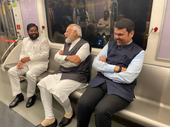 प्रधानमंत्री के साथ महाराष्ट्र के सीएम एकनाथ शिंदे और उपमुख्यमंत्री देवेंद्र फडणवीस भी मौजूद थे. इस तस्वीर में तीनों नेता किसी बात पर हंसते-मुस्कुराते नजर आ रहे हैं.