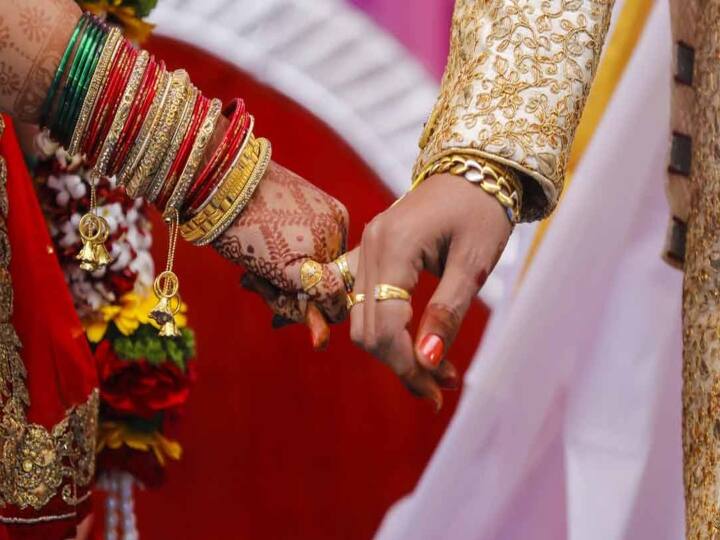 Maharashtra Solapur Latest Marathi News update marriage frauds in barshi police fir register लग्नाची तयारी झाली, नवरदेव मंगलकार्यालयात पोहचले पण वधूचा पत्ताच नाही, 200 लग्नाळूंची फसवणूक